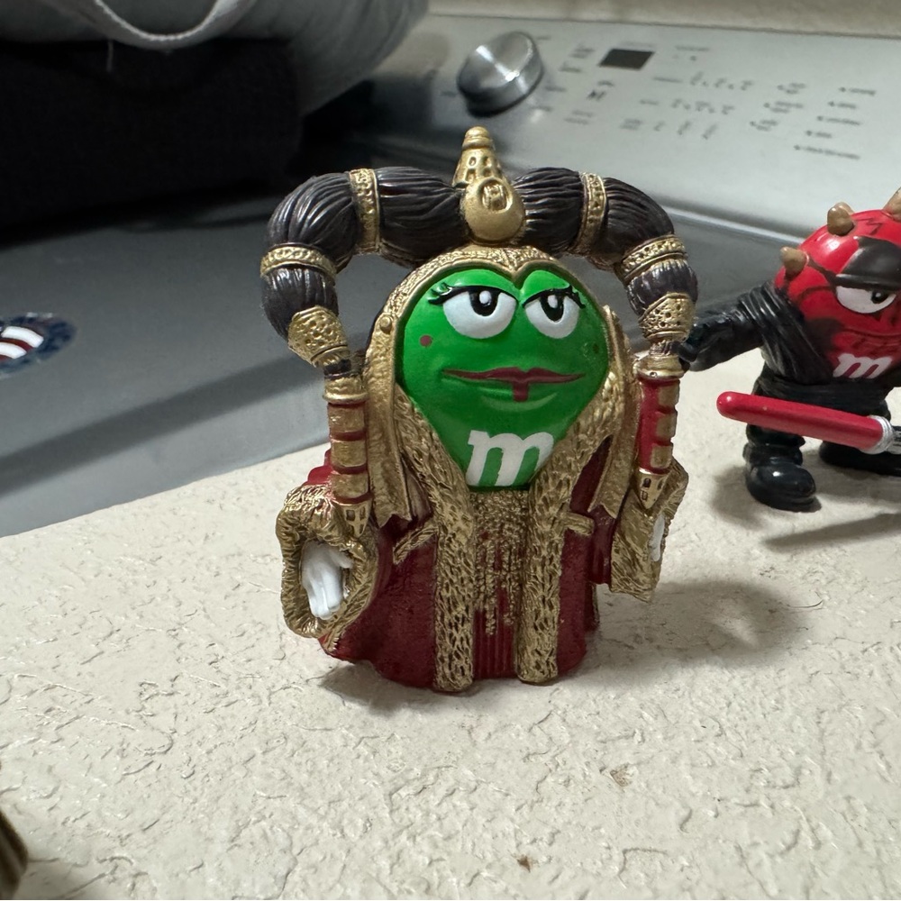 M&M's Star Wars Character Toy Set - Green, Red, Brown - Picture 3 of 7